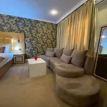 Hotel Deluxe