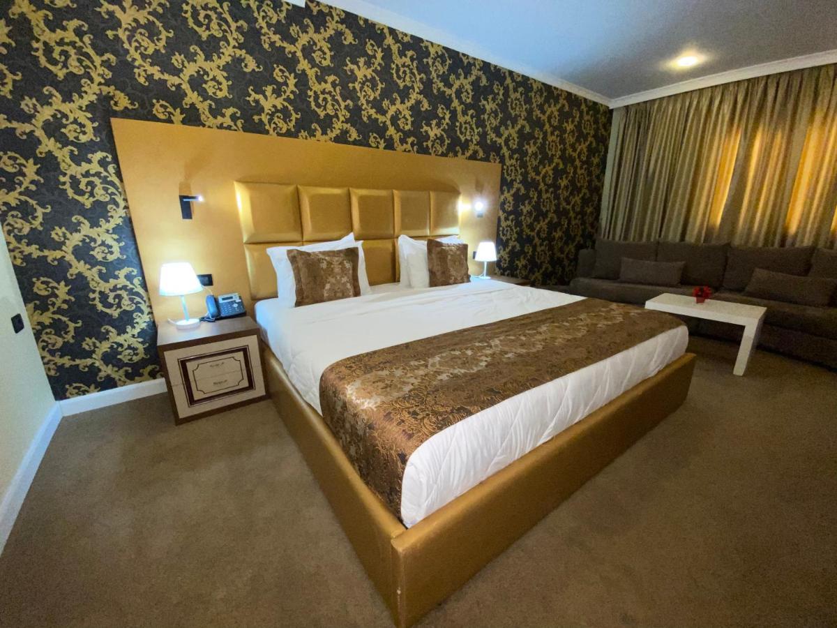 Hotel Deluxe