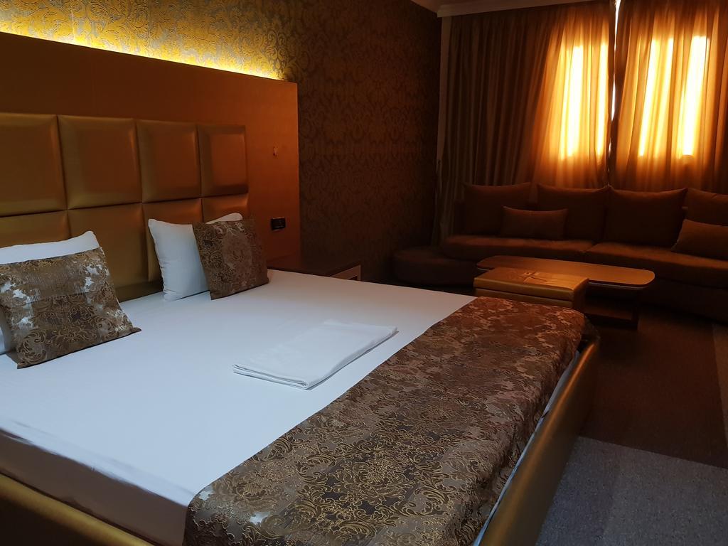 Deluxe Hotel